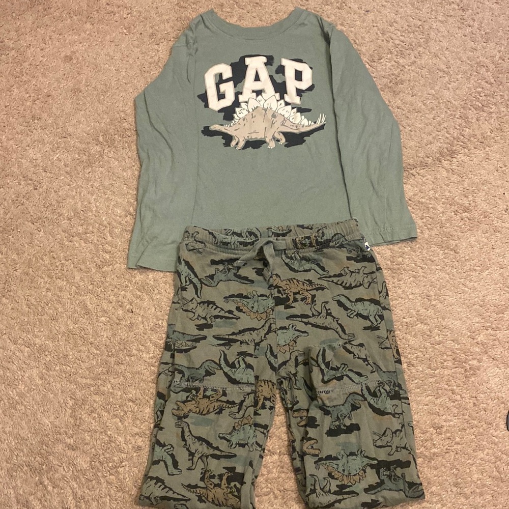 GAP DINOSAUR SHIRT AND PANTS BOYS SIZE (5 years old)